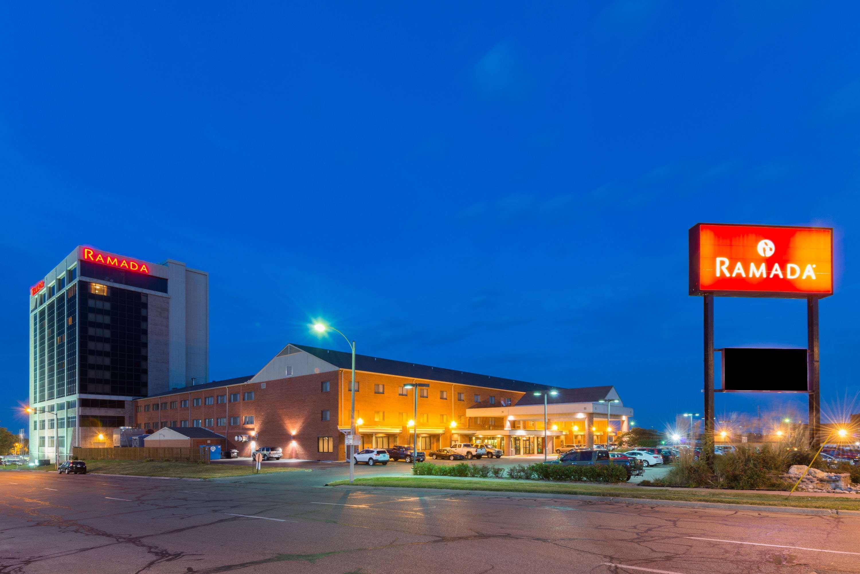 Ramada By Wyndham Topeka Downtown Hotel & Convention Center Exterior foto
