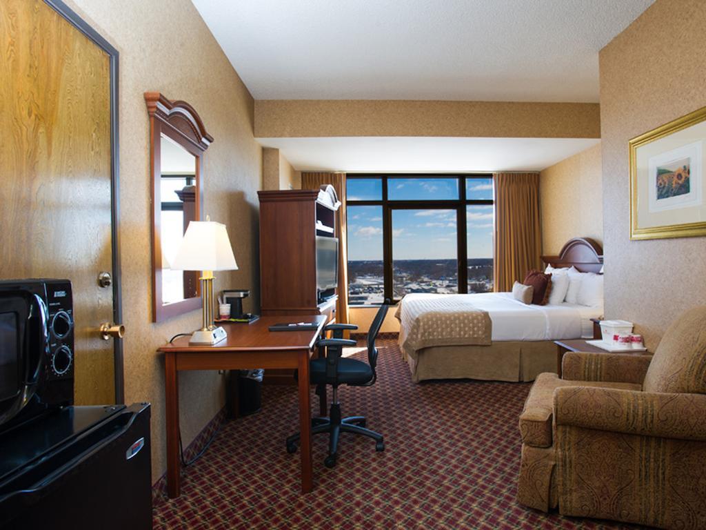 Ramada By Wyndham Topeka Downtown Hotel & Convention Center Exterior foto