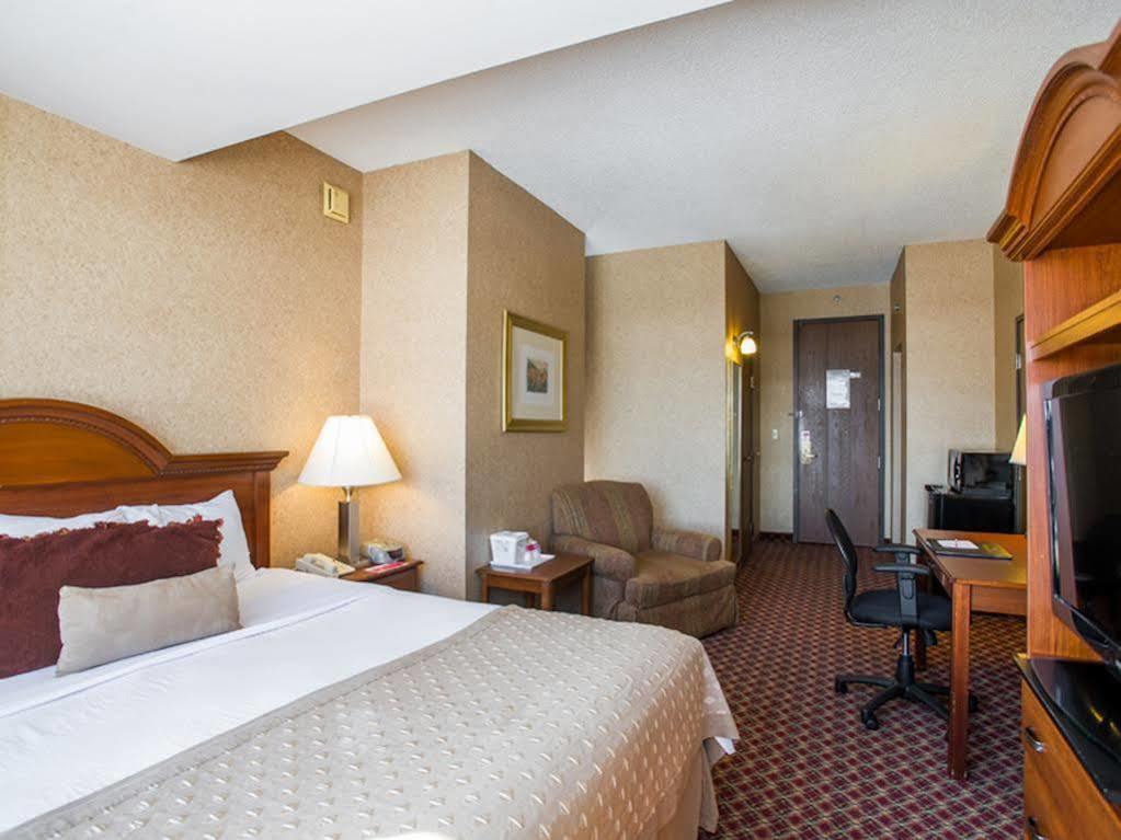 Ramada By Wyndham Topeka Downtown Hotel & Convention Center Exterior foto