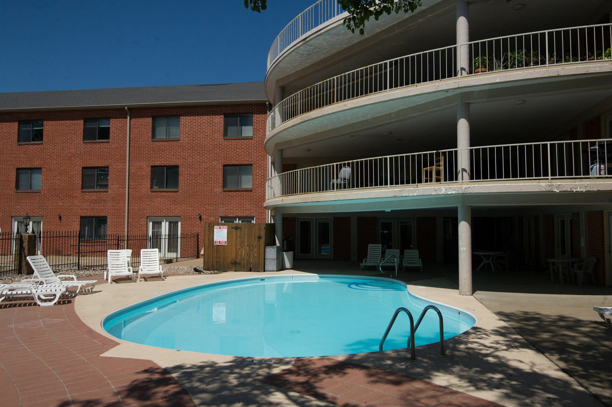 Ramada By Wyndham Topeka Downtown Hotel & Convention Center Exterior foto